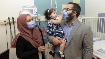 Ayla Bashir, a bebé tratada para uma doença genética rara, e os pais