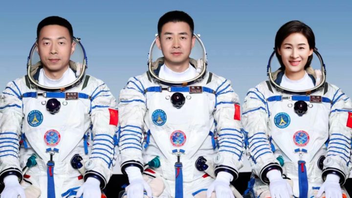 Imagem dos astronautas chineses atualmente na estação espacial chinesa, Chen Dong, Cai Xuzhe e Liu Yang