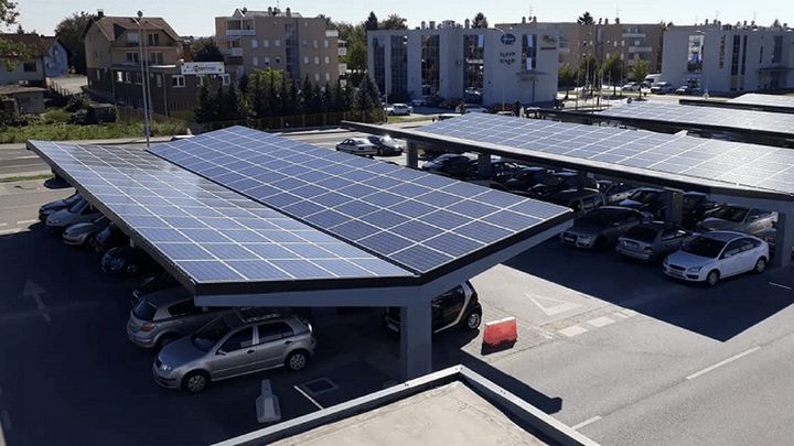 França: Parques de estacionamento terão que ser cobertos por painéis solares