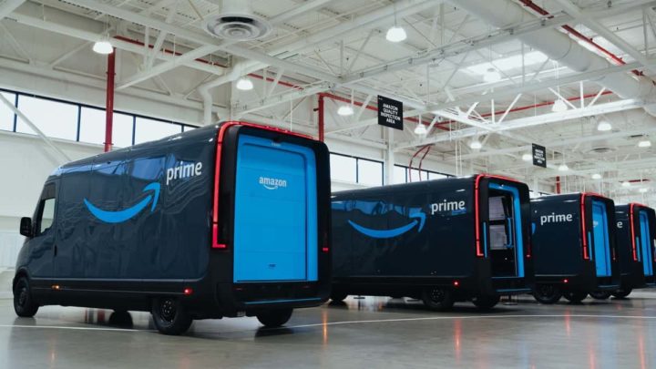 Carrinhas elétricas da Rivian destinadas às entregas da Amazon nos EUA