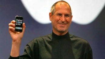 Imagem Steve Jobs há 16 anos a mostrar o novo iPhone