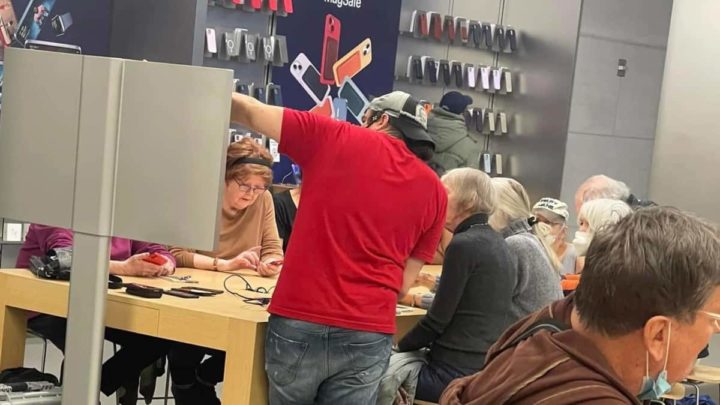 Aula numa loja da Apple sobre o iPhone