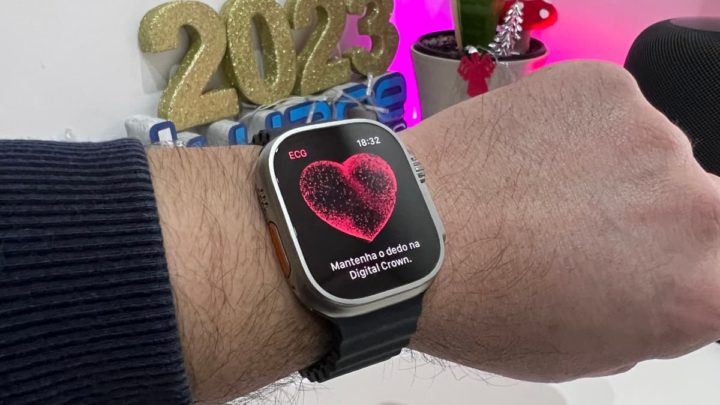 Imagem Apple Watch Ultra com sensor cardíaco para monitorizar o stress