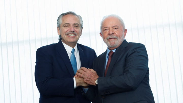 Presidente da Argentina Alberto Fernandez, à esquerda, e Presidente do Brasil Luiz Inacio Lula da Silva