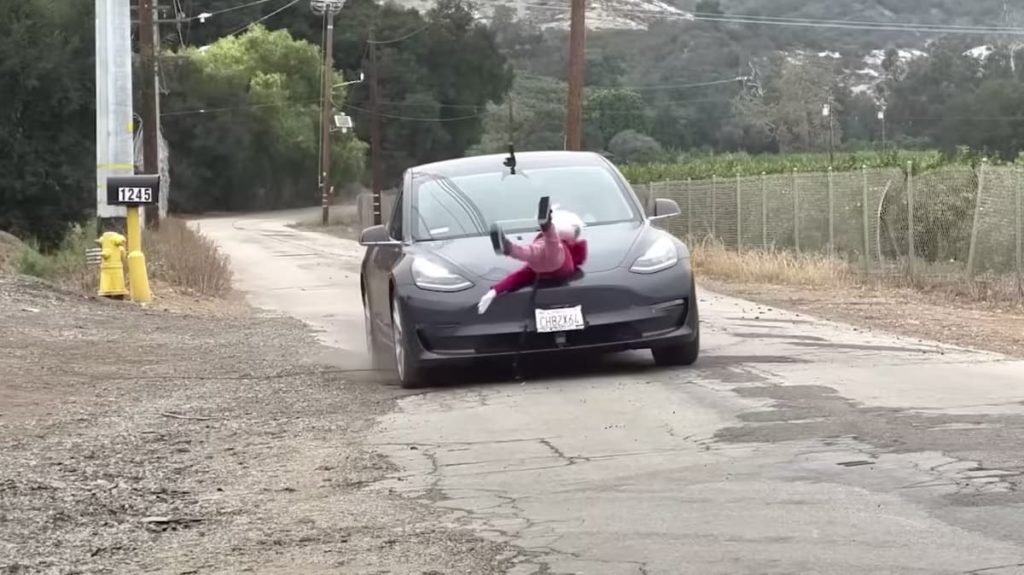 Tesla Model 3 aparece no Super Bowl a atropelar manequins de crianças