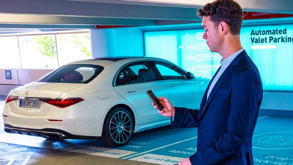 Mercedes apresenta um vídeo incrível do seu sistema de estacionamento sem condutor