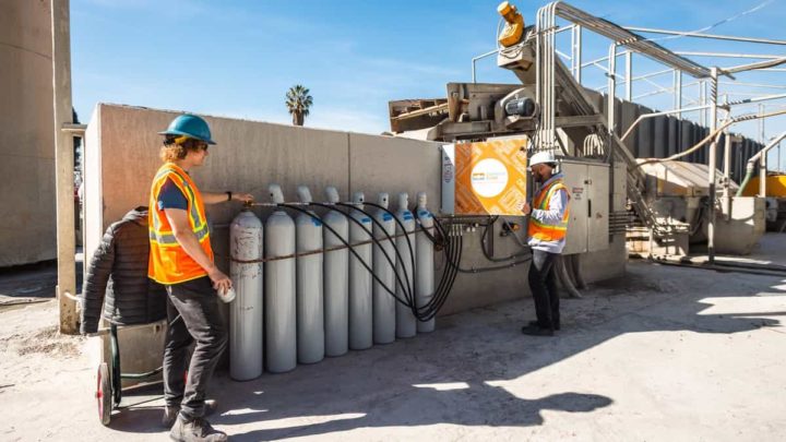 Técnicos da Heirloom e da CarbonCure armazenam o CO2 da atmosfera em água residual, na Central Concrete Supply Company
