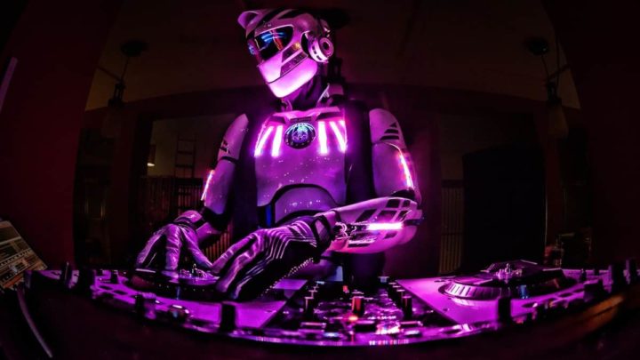 Robô a passar música ilustra a IA enquanto anfitrião na rádio