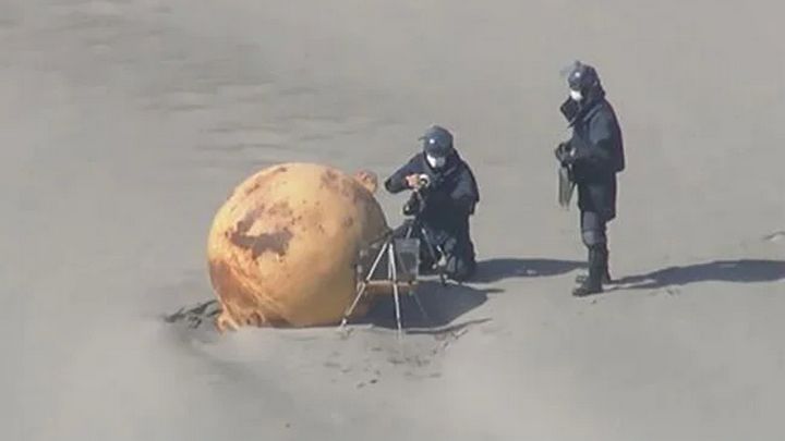 Esfera gigante em praia no japão - será de um balão espião ou de um OVNI?