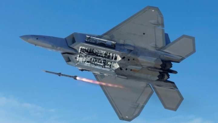 Imagem de um caça F22 Raptor dos EUA a disparar um míssil de 400 mil euros para destruir um balão