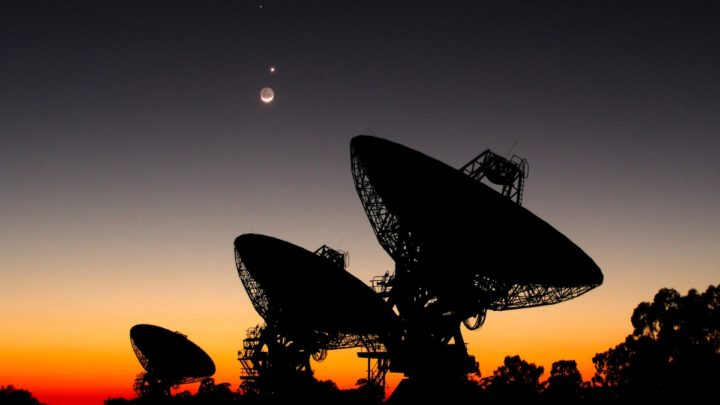 Ilustração de antenas à procura de sinais alienígenas usando Inteligência Artificial