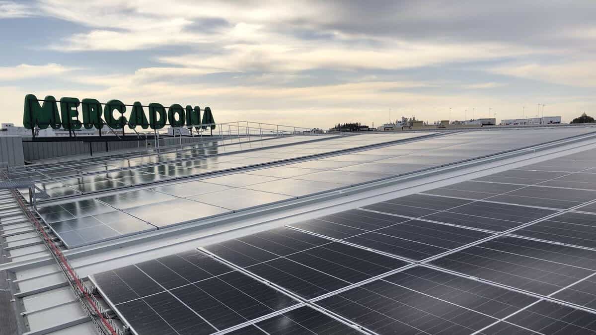 Mercadona vai cobrir os seus telhados com painéis solares