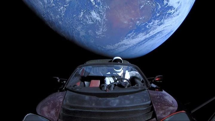 Imagem Tesla Roadster de Elon Musk que vagueia pelo espaço