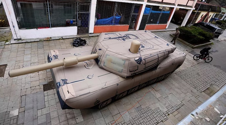 Ukraine uses inflatable tanks as a decoy for the Russians …