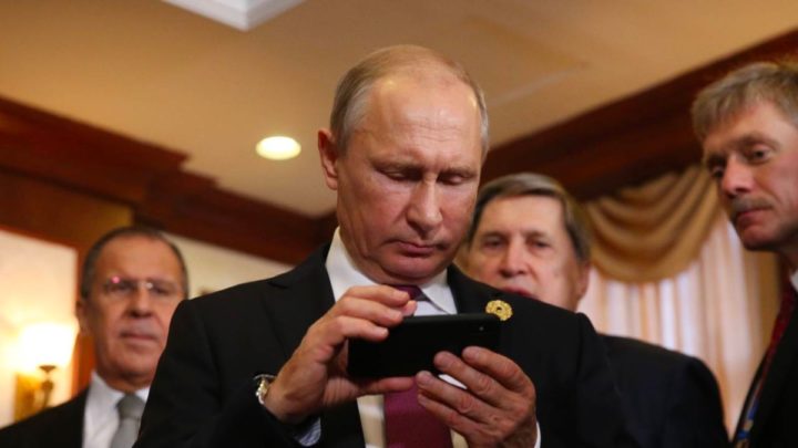 Imagem Putin com um iPhone