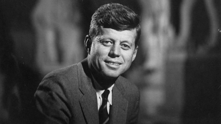 John Fitzgerald Kennedy, político americano que serviu como Presidente dos Estados Unidos da América de 1961 a 1963, ano em foi assassinado