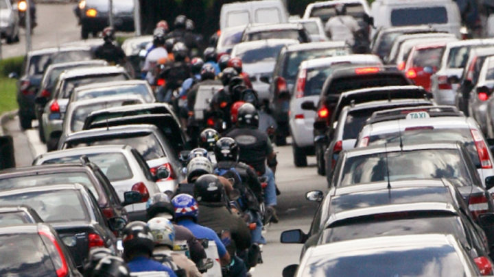Código da Estrada: Motas podem "furar" nas filas de trânsito? 