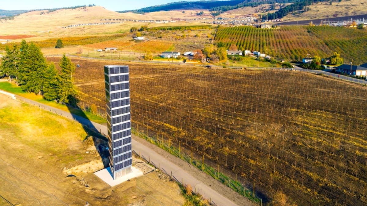 Una torre solar fotovoltaica para ahorrar espacio.  ¿Será eficiente?