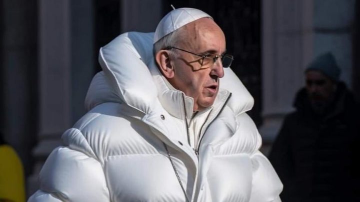 ¿Es real la imagen del papa Francisco con bata blanca?