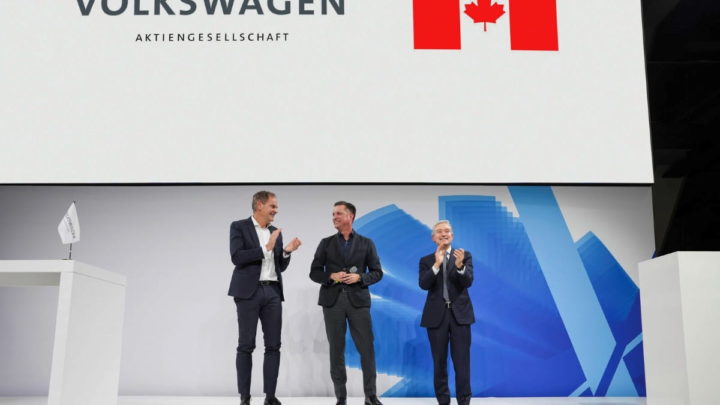 Da esquerda para a direita: Oliver Blume, CEO do Grupo Volkswagen; Thomas Schmall, CEO da divisão de componentes do Grupo Volkswagen; Hon. François-Philippe Champagne, Ministro da Inovação, Ciência e Indústria do Canadá