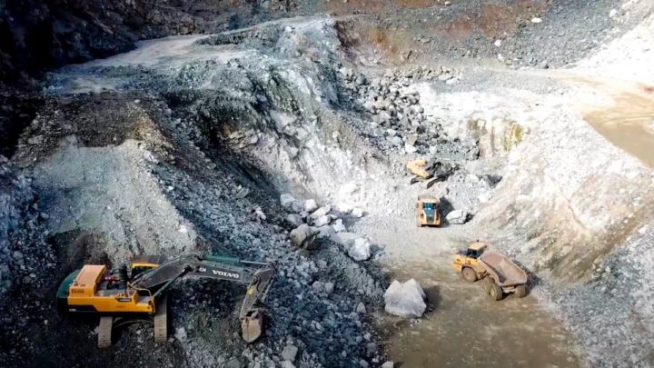 Imagem de uma mina de lítio na China