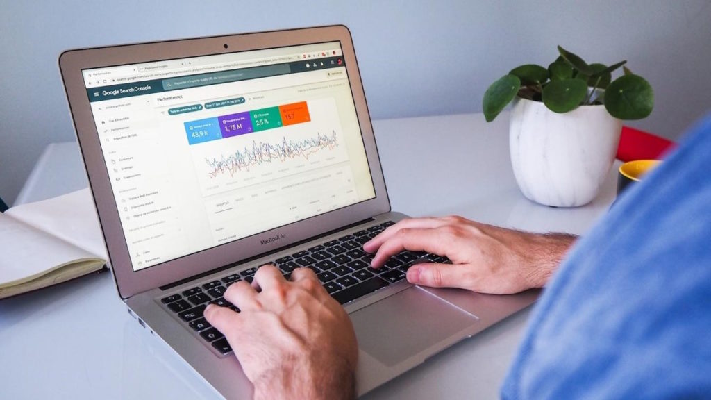 Data Analyst na era da IA: o que faz, quanto ganha e como se tornar num profissional?
