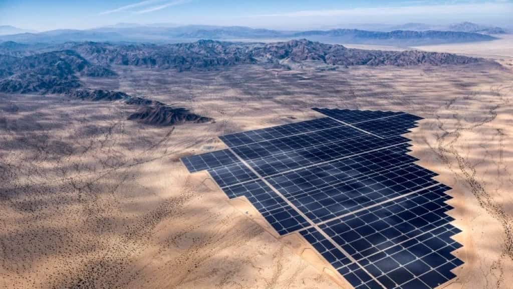 Desertos são ideais para obter energia solar, certo? Por que não os enchemos de painéis?