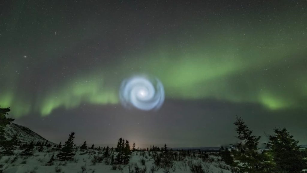 Espiral atravessou o céu do Alasca. O que será que foi filmado?
