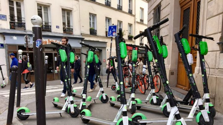 Paris vota contra as trotinetes elétricas partilhadas