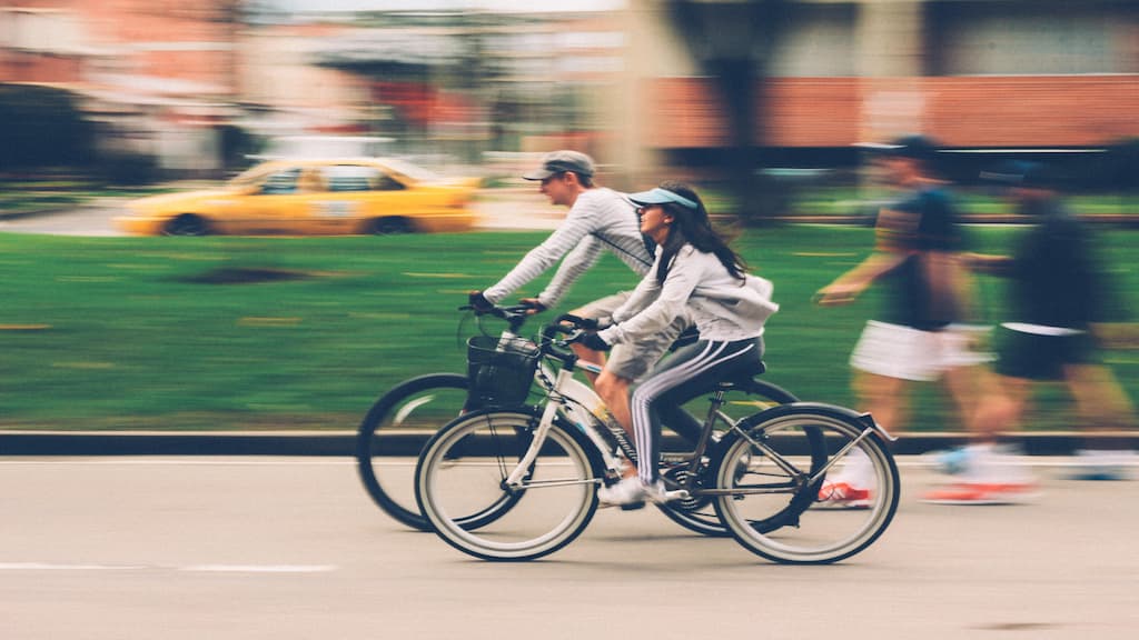 ¿Pueden dos ciclistas viajar uno al lado del otro en la carretera?