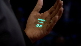 Projeção do dispositivo da Humane que Imran Chaudhri apresentou, durante uma TED Talk