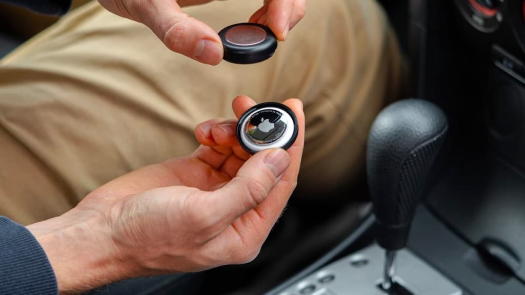 Polícia de Nova Iorque incentiva as pessoas a usar um AirTag dentro do carro