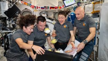 Astronautas no espaço com comida