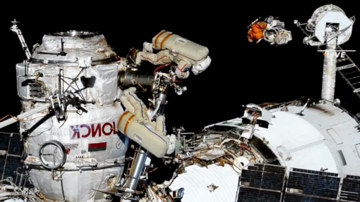 Imagem da NASA do cosmonauta russo a enviar lixo da ISS para a Terra
