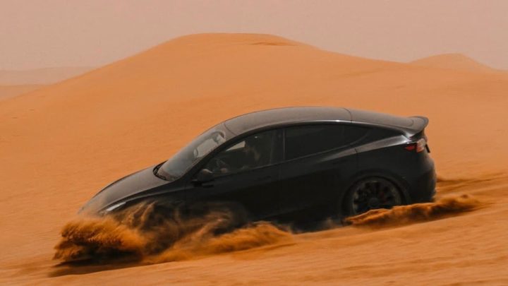 Será que os carros elétricos aguentam tanto calor? Tesla levou os seus carros para o deserto