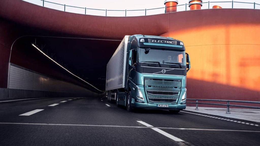 Há uma solução para recarregar um camião elétrico no tempo de abastecer um a diesel