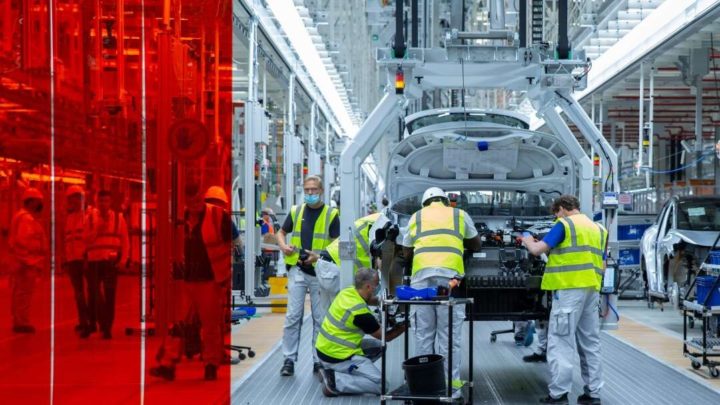 Procura de carros elétricos abaixo do esperado já está a obrigar a cortes na produção na Volkswagen 