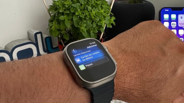 Imagem Apple Watch Ultra com opção de adicionar cartões de pagamento ao Apple Pay no watchOS 10