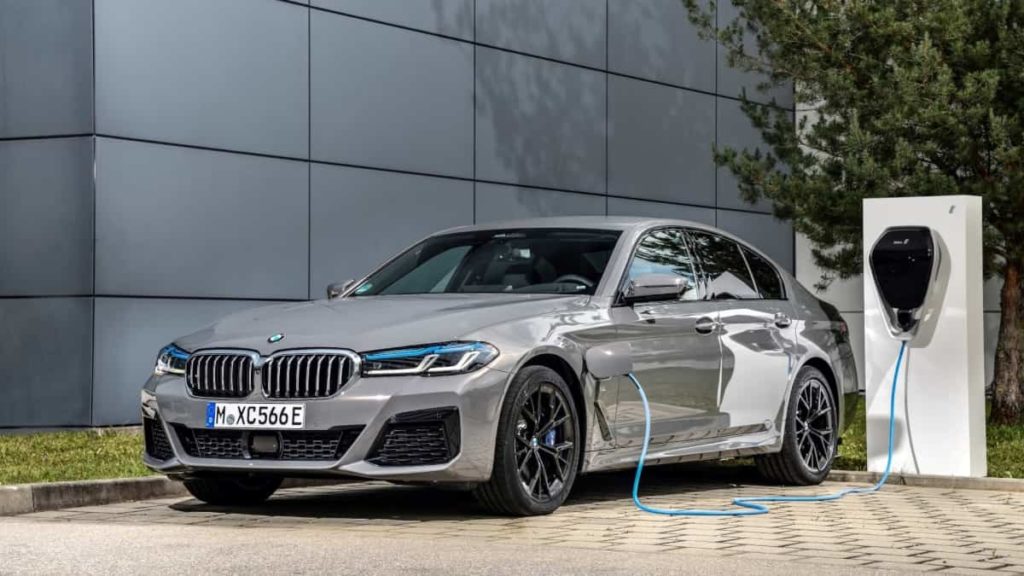 BMW quer convencê-lo a deixar os motores de combustão: app mostra como é ter um elétrico