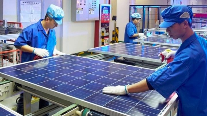 Imagem produção de painéis solares na China