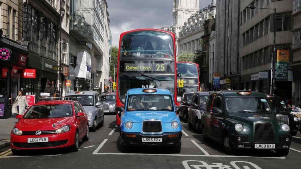 Elétricos devem pagar imposto extra, porque pesam mais e estragam mais as estradas