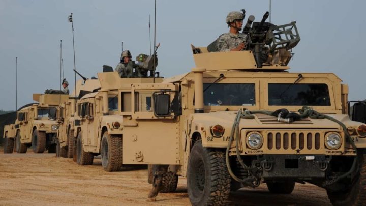 Veículos militares High Mobility Multipurpose Wheeled Vehicle (HMMWV), coloquial e comummente apelidados de Humvees