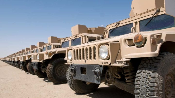 Veículos militares High Mobility Multipurpose Wheeled Vehicle (HMMWV), coloquial e comummente apelidados de Humvees