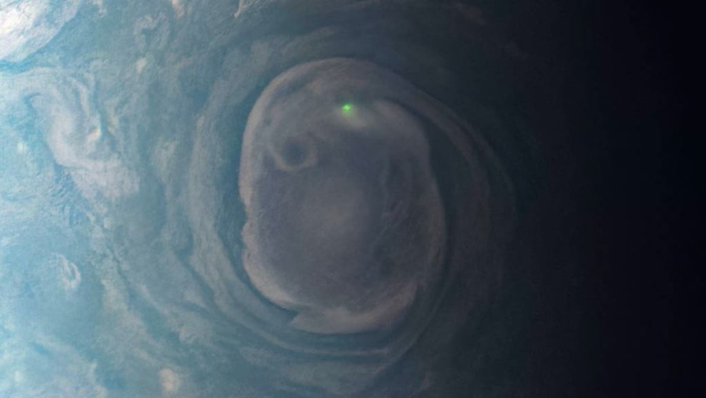 Juno fotografa um relâmpago verde a sobressair na atmosfera de Júpiter