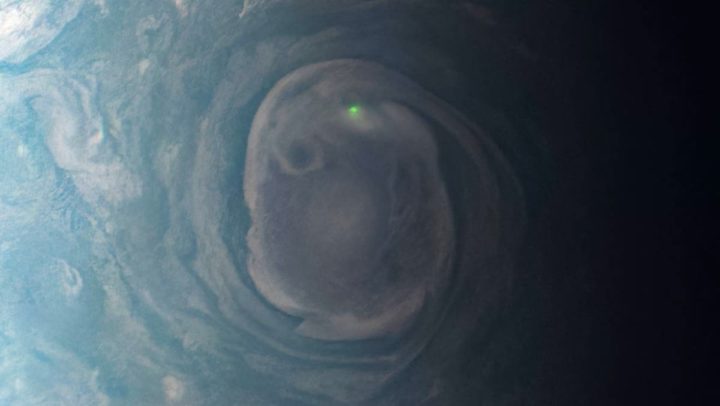 Imagem de um relâmpago em Júpiter captado pela sonda da NASA Juno