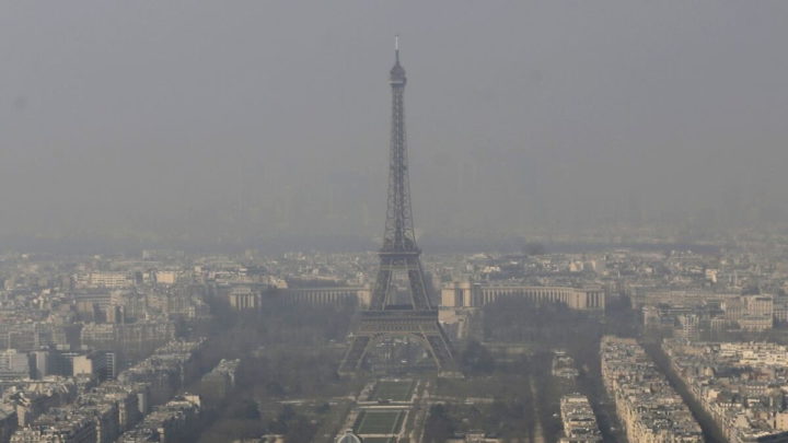 Poluição atmosférica, em Paris, França