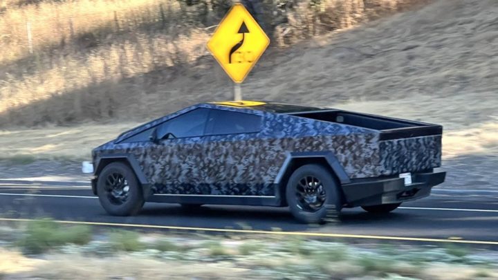 Tesla Cybertruck é avistada com nova pintura de camuflagem