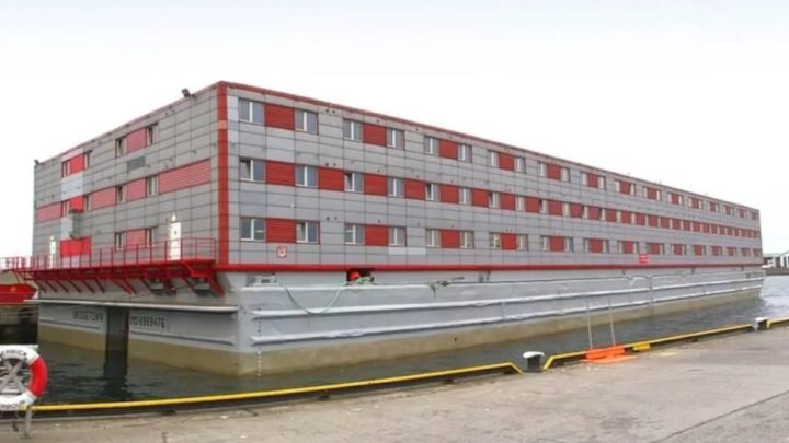 Bibby Stockholm, barcaça que vai ser usada para alojar refugiados no Reino Unido