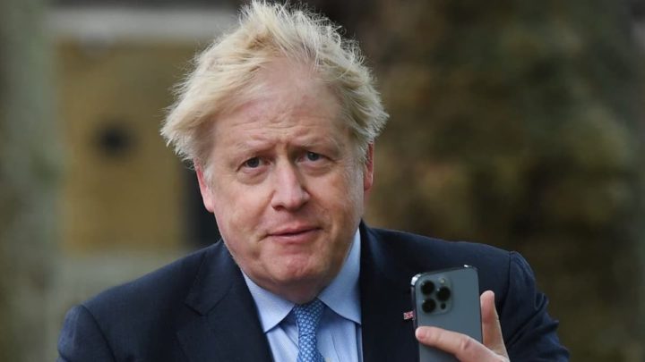 Imagem de Boris Johnson com o seu iPhone