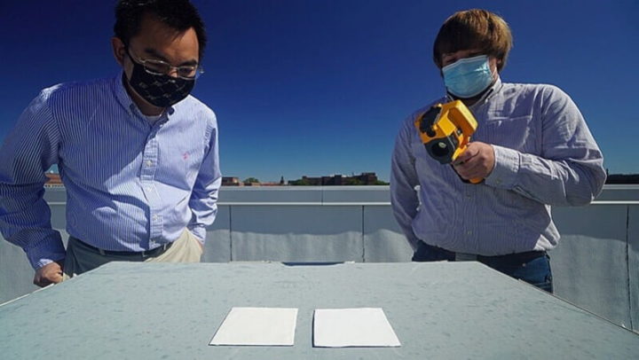 Xiulin Ruan (à esquerda) e Joseph Peoples comprovam, com uma câmara infravermelha, o desempenho de arrefecimento de várias amostras de tinta branca